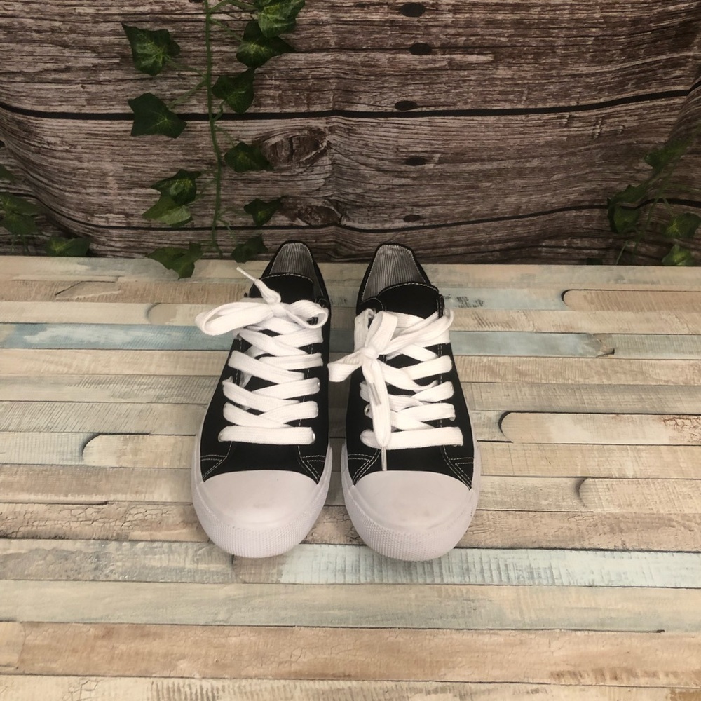 EUC - Mossimo sneakers